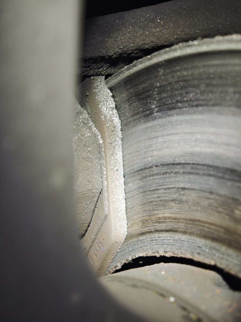 Bremsscheibe und Bremsbelagträger ohne Belag, mit Eisenspänen