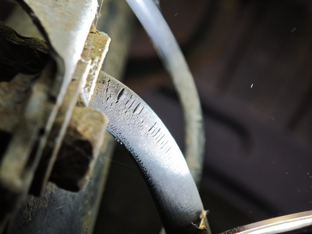 Nahaufnahme eines Bremsschlauchs mit vielen feinen Rissen quer zur Schlauchrichtung
