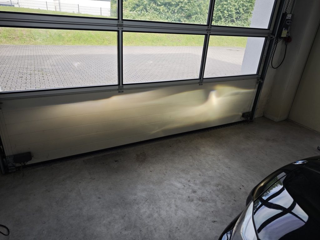 Lichtbild zweier Scheinwerfer an einer Wand im Vergleich: links korrekt sitzendes Leuchtmittel, rechts falsch sitzendes Leuchtmittel mit verzerrtem Lichtbild