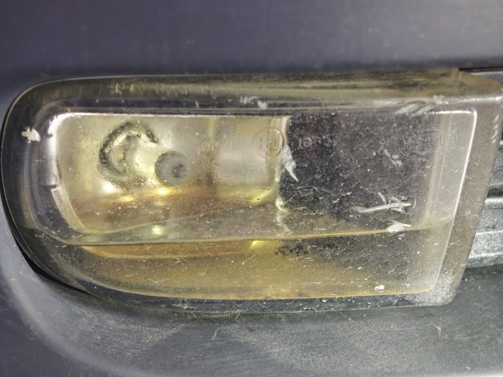 Nebelscheinwerfer, der zu einem Drittel mit Wasser gefüllt ist